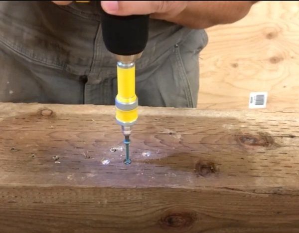 Bộ mũi khoan và đầu hít năm châm 12 món DeWalt DW2735P