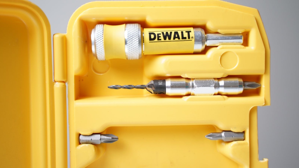 Bộ mũi khoan và đầu hít năm châm 12 món DeWalt DW2735P