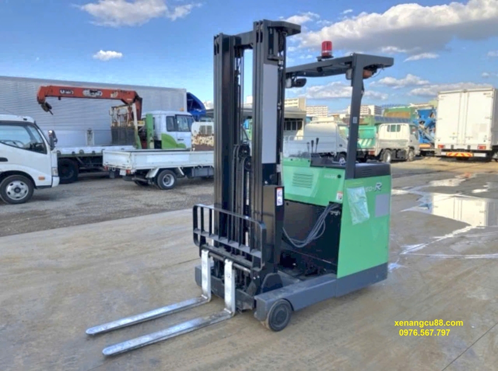 ảnh xe nâng điện đứng lái phía bên trái