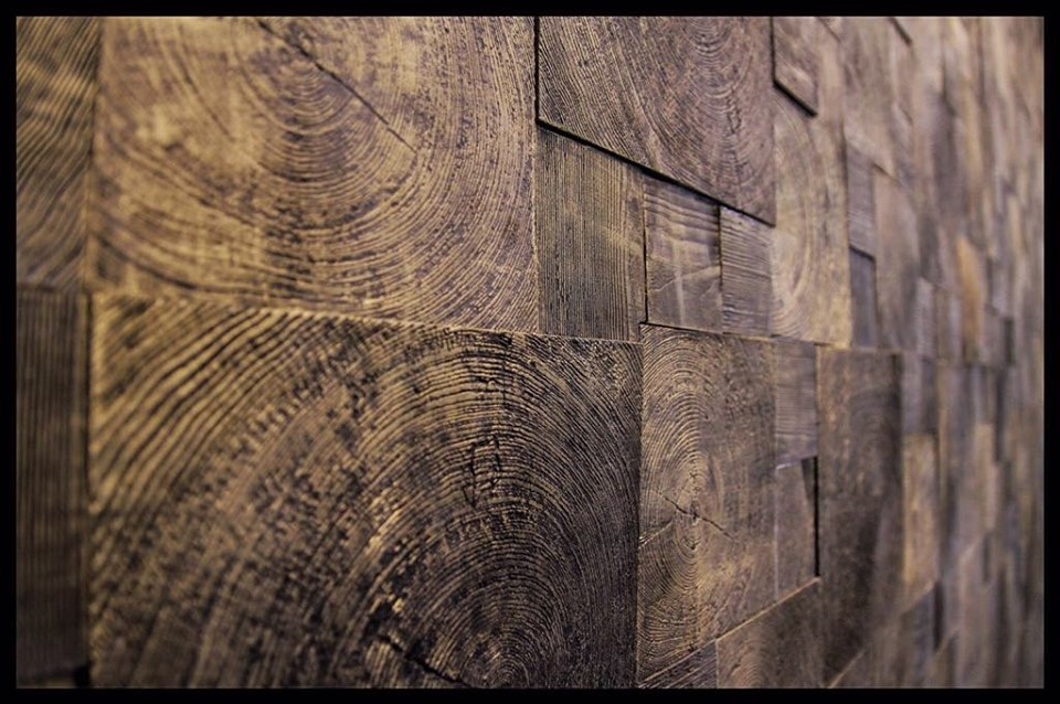 Gạch bê tông vân gỗ Nghề Sơn được làm thủ công, có vân giống với vân gỗ tự nhiên.
