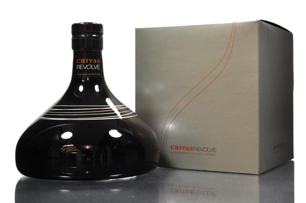 rượu chivas Revolve hình đĩa bay 750ml