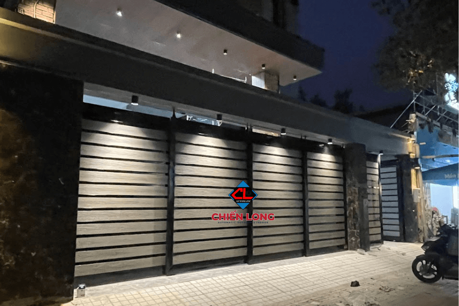 Mẫu cửa cổng lùa xếp lớp 4 cánh tự động - ốp Gỗ nguyên sinh + Bề mặt phủ PVDF/ASA, chống tia UV