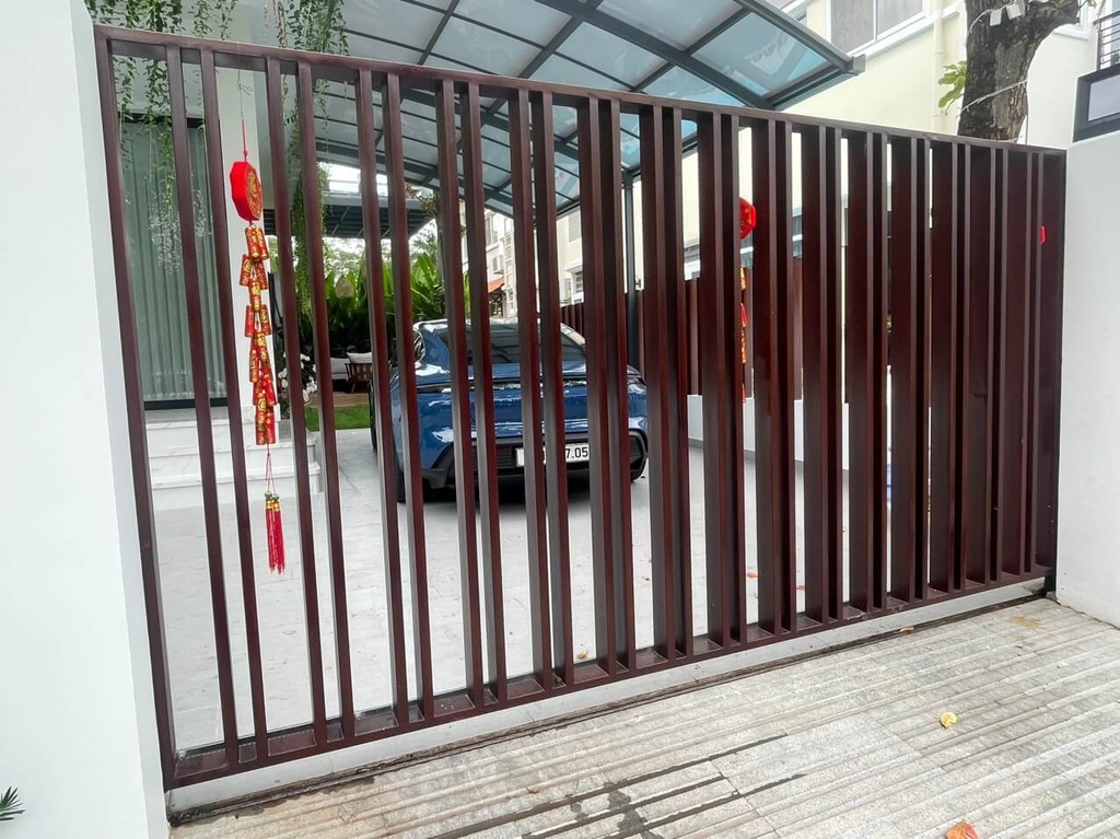 Cửa cổng lùa ngan phối đồng bộ hàng rào thanh sắt đứng thiết kế hiện đại