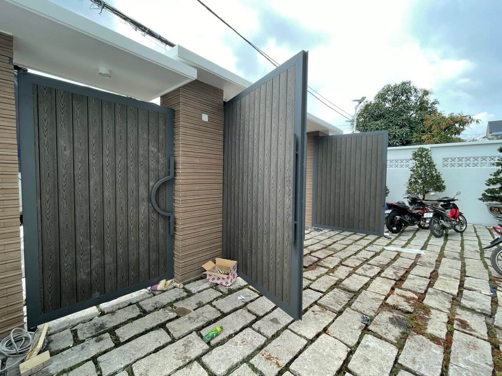 Cửa cổng ốp nhựa giả gỗ ngoài trời thiết kế hiện đại màu Dark Grey sang trọng  CL0909
