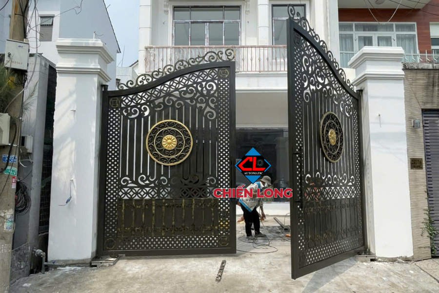 Mẫu cổng sắt 2 cánh dạng Vòm cnc mỹ thuật - Mẫu mới 2025