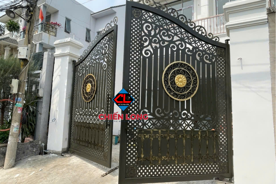 Mẫu cổng sắt 2 cánh dạng Vòm cnc mỹ thuật - Mẫu mới 2025