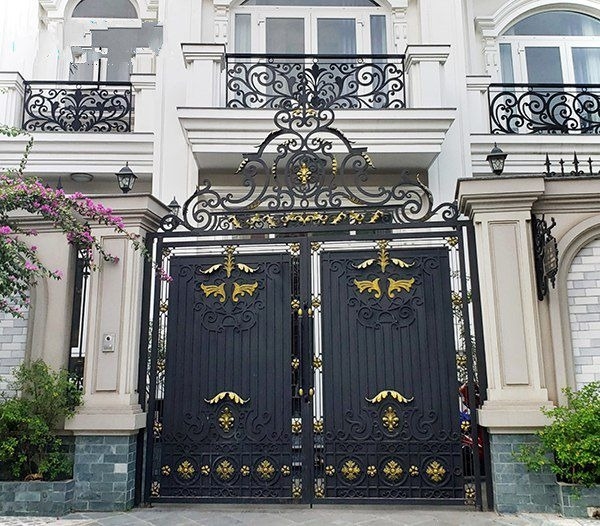 Mẫu cổng sắt mỹ thuật 2 cánh thiết kế tân cổ điển - Sang trong đẳng cấp Châu Âu
