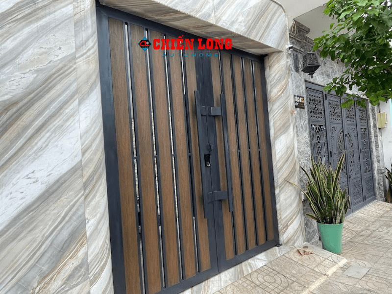 Mẫu cửa cổng 2 cánh ốp gỗ nguyên sinh + bề mặt phủ PVDF/ASA, chống tia UV