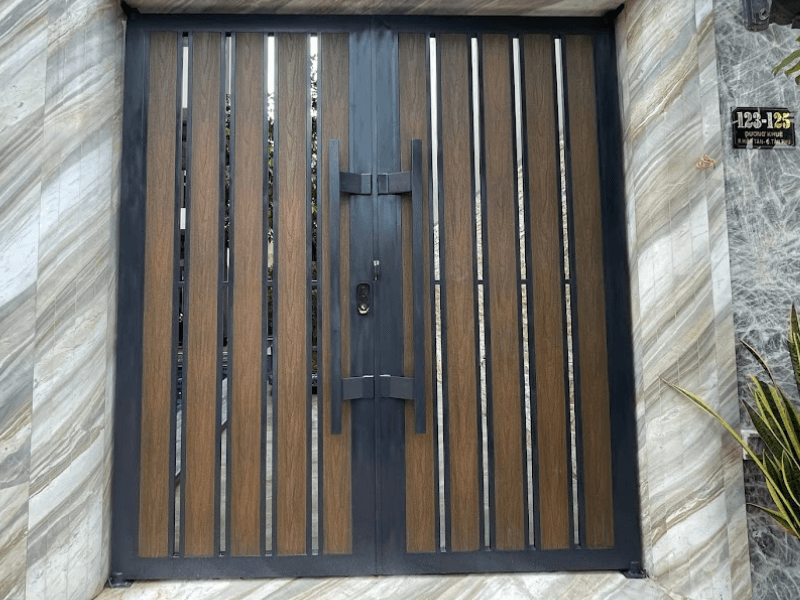 Mẫu cửa cổng 2 cánh ốp gỗ nguyên sinh + bề mặt phủ PVDF/ASA, chống tia UV