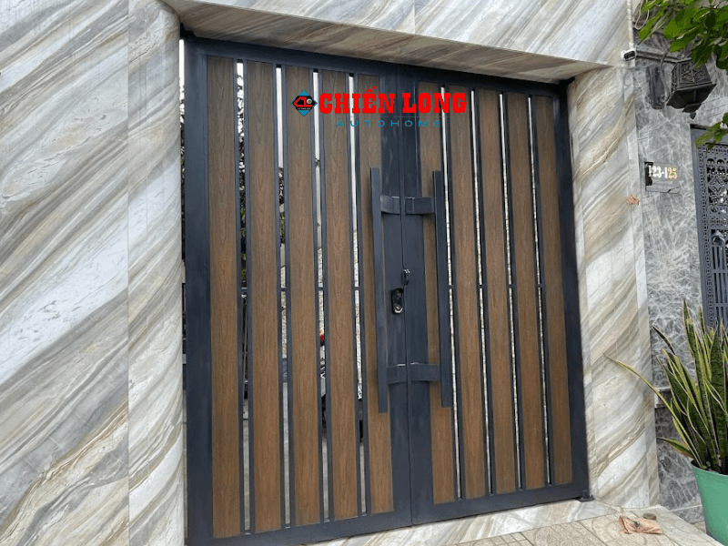 Mẫu cửa cổng 2 cánh ốp gỗ nguyên sinh + bề mặt phủ PVDF/ASA, chống tia UV