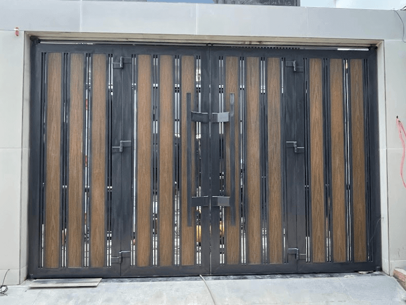 Mẫu cửa cổng 4 cánh xếp ốp nhựa Gỗ nguyên sinh + Bề mặt phủ PVDF/ASA, chống tia UV