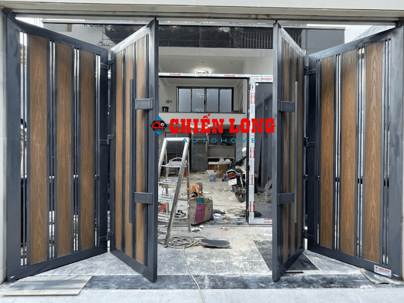 Mẫu cửa cổng 4 cánh xếp ốp nhựa Gỗ nguyên sinh + Bề mặt phủ PVDF/ASA, chống tia UV