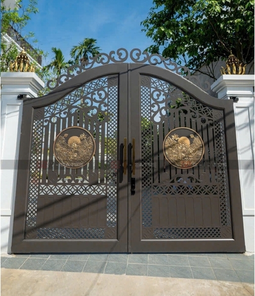 Mẫu cửa cổng sắt CNC 2 cánh đẹp Vòm Cong thiết kế hoa văn hiện đại - CNC-0039