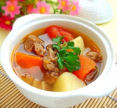 Nấu canh xương khoai tây bằng bếp từ Munchen