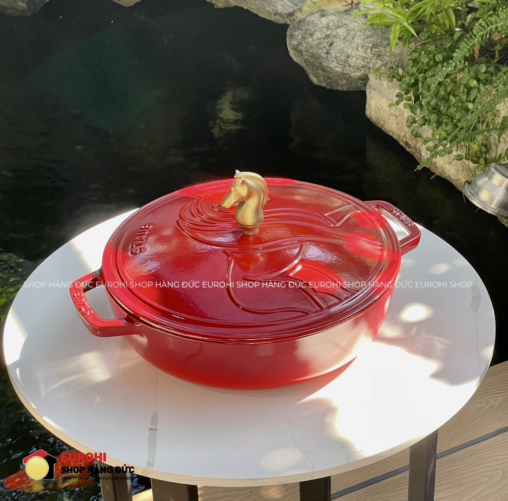 Nồi chảo gang Staub đỏ núm ngựa 28cm 3.7L (1034443)