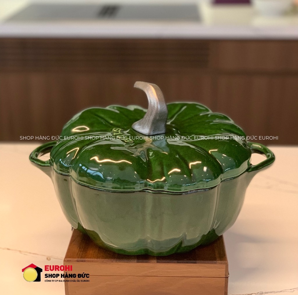 Nồi gang Staub Cocotte Pumpkin bí ngô 24cm 3,45L màu xanh (11122485/ 1030324)