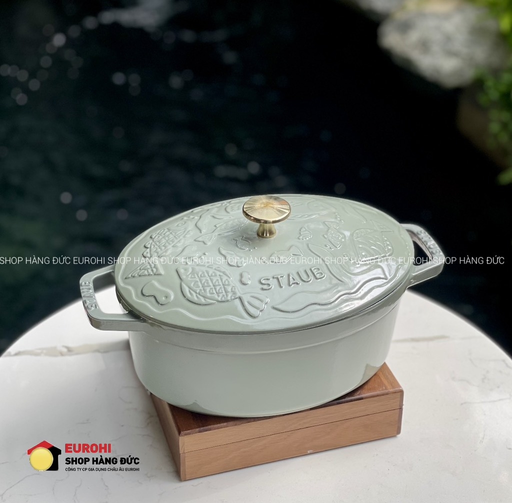 Nồi gang Staub oval họa tiết cá 23cm 2.35L xanh bạch đàn (113723121)