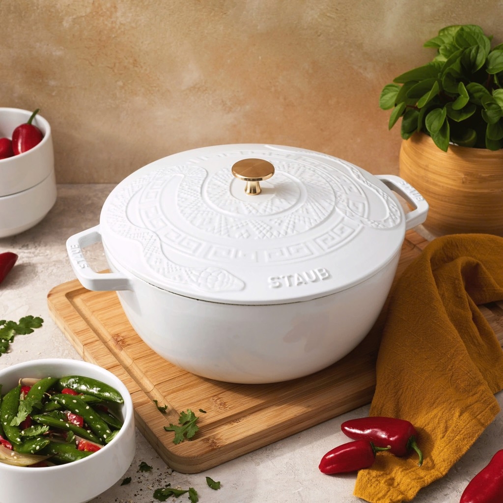 Nồi gang Staub Oven Snake Lip rắn trắng 26cm 4.9L