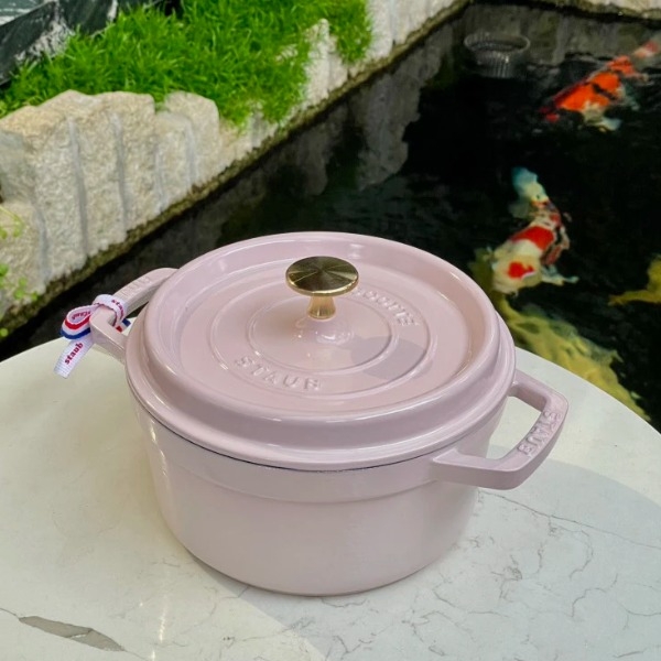 Nồi gang Staub Sorbet 22cm 2.6L màu hồng (11022131)