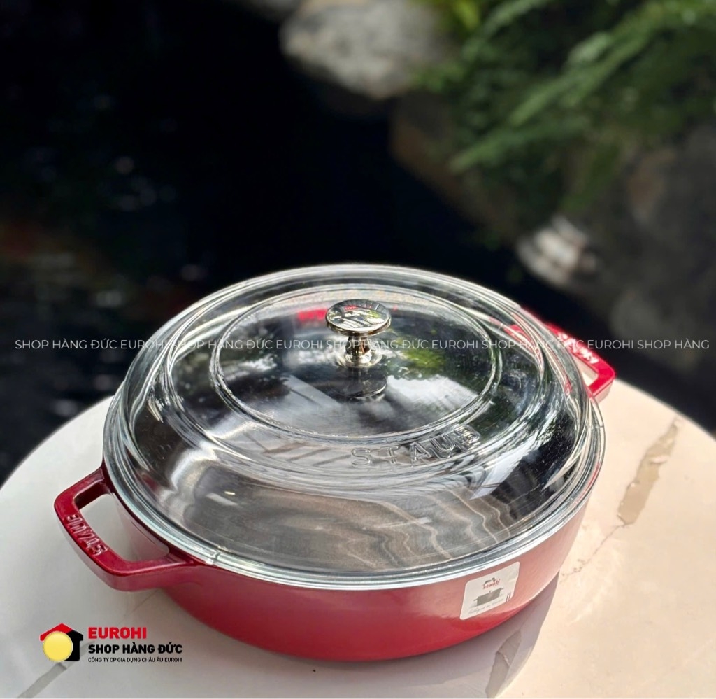 Nồi chảo gang Staub nắp kính 24cm 2.4L màu đỏ (12722406)