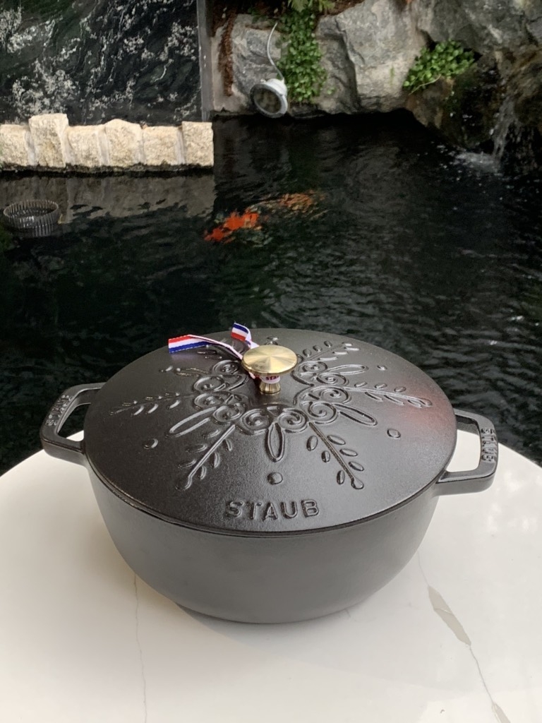 Nồi gang Staub bông tuyết 24cm 3.6L màu đen