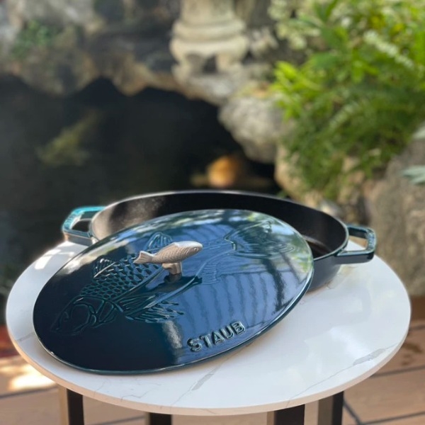 Chảo gang Staub Oval Lamer núm cá 33cm 2.8L màu xanh (1003335)