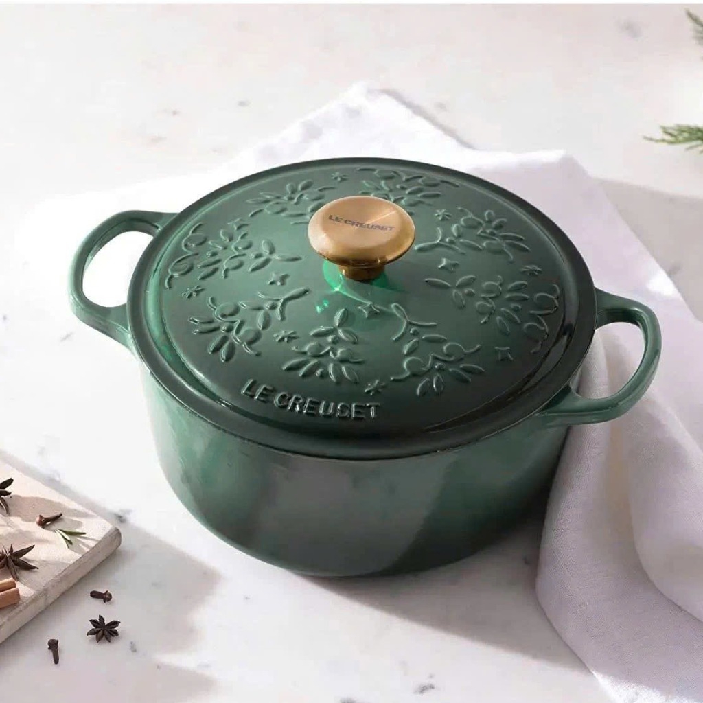Nồi gang Le Creuset Artichaut Limited bông tuyết xanh núm tròn 24cm 4.2L (21886 24 79 54441)