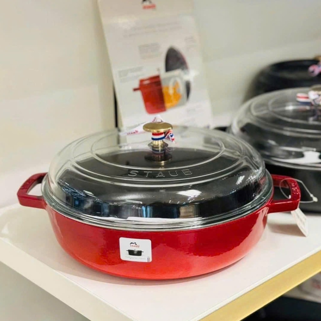 Nồi chảo gang Staub nắp kính 28cm 3.7L màu đỏ (1003249)