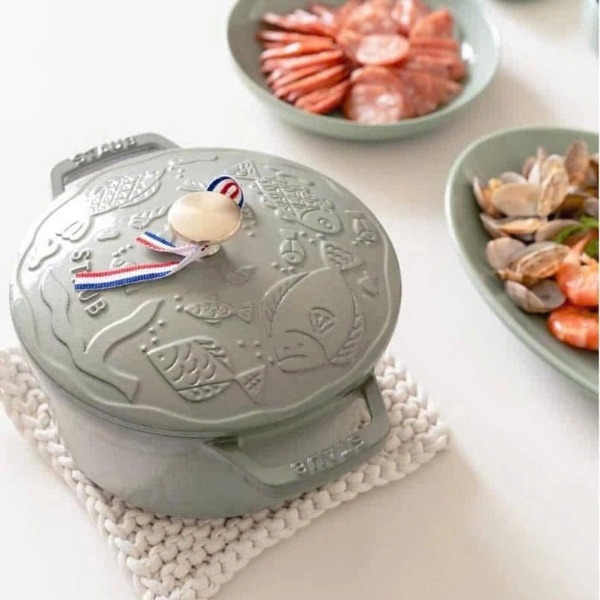 Nồi gang tròn Staub 20cm 2.2L họa tiết biển cả xanh bạch đàn (113720121)