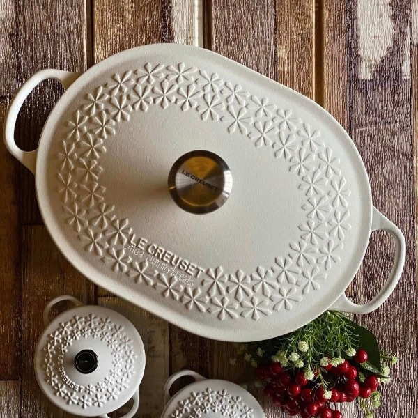 Chảo gang oval Le Creuset Oblong có nắp 31cm 3.4L hoa mai trắng (21996 31 43 14464)