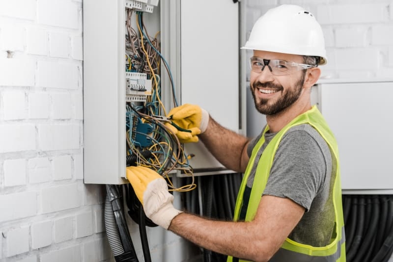 Dụng cụ bảo hộ lao động điện gồm những gì? 