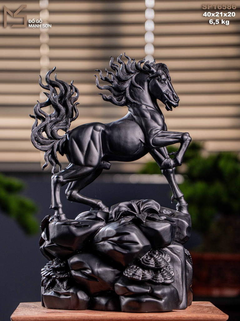 Tượng nhất mã mun sừng
