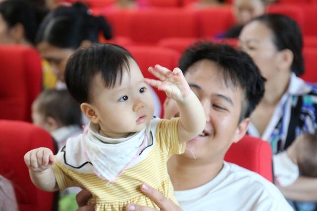 Tết Thiếu nhi yêu thương với trẻ nhỏ đang điều trị tại bệnh viện