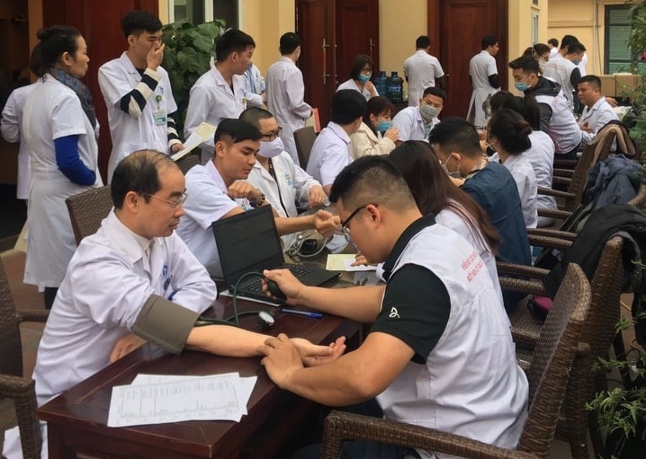 Hàng trăm nhân viên y tế tình nguyện hiến “ giọt máu hồng”