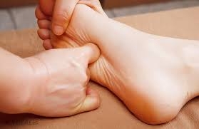 Tại sao nên xoa bóp bấm huyệt gan bàn chân?