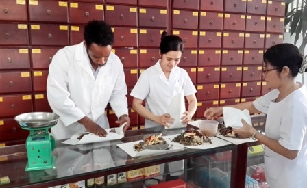 Đẩy mạnh phát triển y dược cổ truyền kết hợp với y dược hiện đại