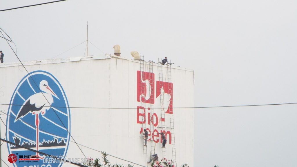 Biển quảng cáo tấm lớn trên Tháp nhà máy