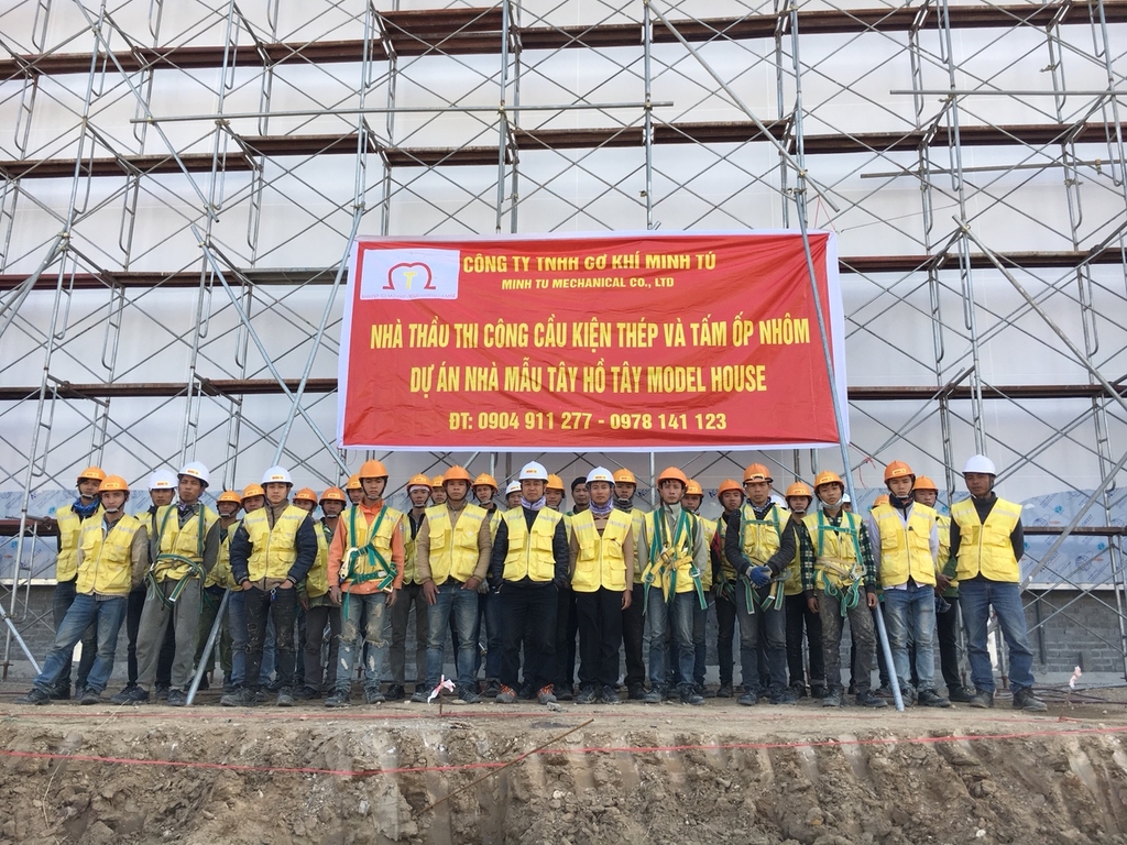 Cán bộ và nhan viên th công tại công trình