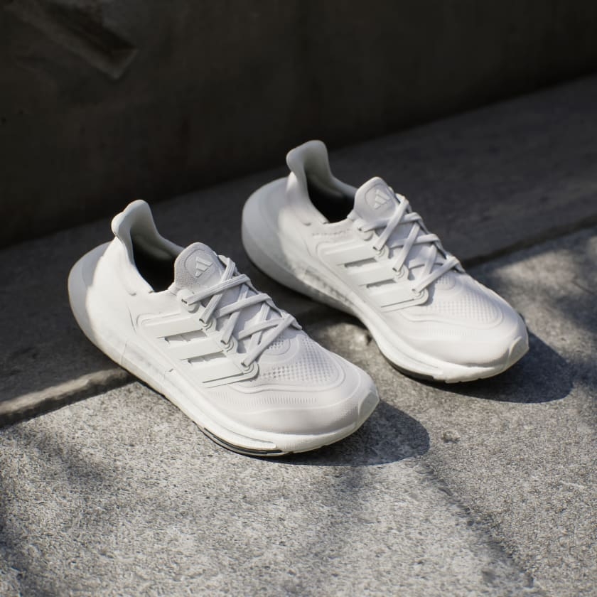 Giày chạy bộ nữ adidas ULTRABOOST LIGHT - GY9352