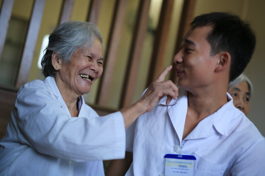 Điều dưỡng Duy- chàng trai sinh ra để chăm sóc người cao tuổi