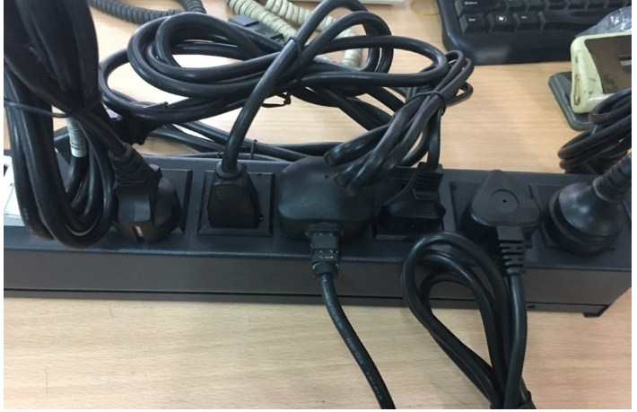 Thanh Phân Phối Nguồn Điện PDU 1U Rack Universal 6 Way UK Outlet Có MCB Công Suất Max 20A to C20 Plug Power Cord 3x1.5mm² Length 2.5M