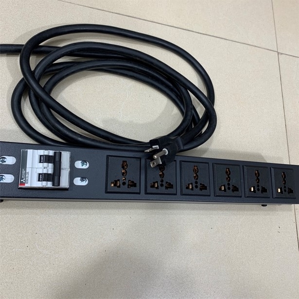 Thanh Nguồn Điện PDU 1U Rack Universal 6 Way UK Outlet Có MCB Công Suất Max 20A to NEMA 6-20P Plug Power Cord Length 3x3.31mm² Length 3M