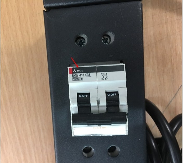 Thanh Phân Phối Nguồn Điện PDU 1U Rack Universal 6 Way UK Outlet Có MCB Công Suất Max 20A to C20 Plug Power Cord 3x1.5mm² Length 2.5M