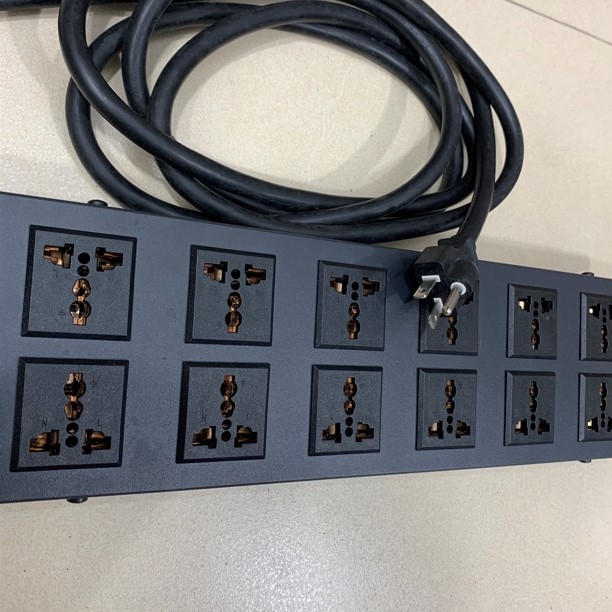 Thanh Nguồn Điện PDU 2U Rack Universal 12 Way UK Outlet Công Suất Max 20A to NEMA 6-20P Plug Power Cord Length 3x3.31mm² Length 3M