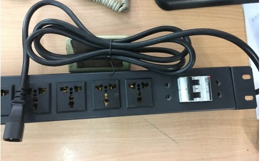 Thanh Phân Phối Nguồn Điện PDU Rack Universal 6 Way UK Outlet Có MCB Công Suất Max 16A to C14 Plug Power Cord 3x1.0mm² Length 8M