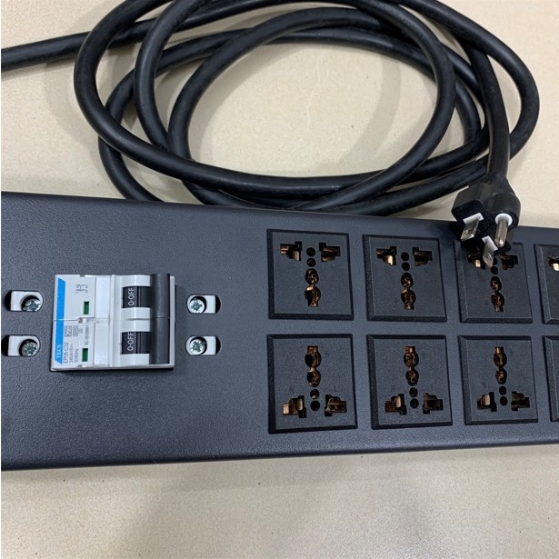 Thanh Nguồn Điện PDU 2U Rack Universal 12 Way UK Outlet Có MCB Công Suất Max 20A to NEMA 6-20P Plug Power Cord Length 3x3.31mm² Length 3M