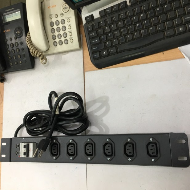 Thanh Phân Phối Nguồn Điện PDU Rack Mount 19 inch 1U 6 Way IEC C13 PDU MCB BHW-T4 C32 MITSUBISHI Công Suất Max 16A to NEMA 5-15P Plug Power Cord 3x2.08mm Length 2.5M