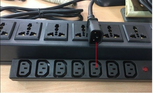 Thanh Phân Phối Nguồn Điện PDU Rack Universal 6 Way UK Outlet Có MCB Công Suất Max 16A to C14 Plug Power Cord 3x1.0mm² Length 8M