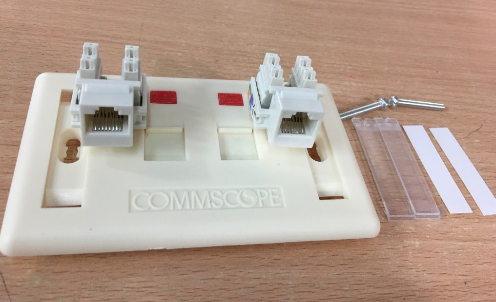 Mặt Chữ Nhật 2 Cổng Commscope Outlet RJ45 Wall Plate White 272368-2 Faceplate Kit shuttered 2 Port