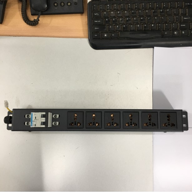 Thanh Nguồn PDU Rack Mount 19 inch 1U Universal 6 Way UK Outlet Có Cầu Dao Aptomat Tự Động MCB TECS Công Suất Max 20A